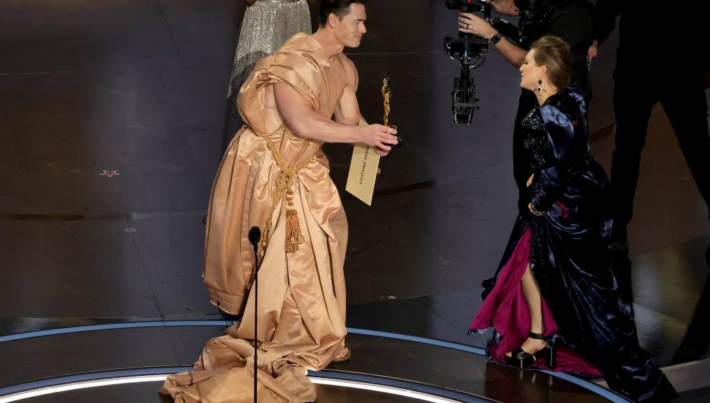 John Cena se hizo cargo de entregarle su estatuilla a una emocionada Holly Waddington.