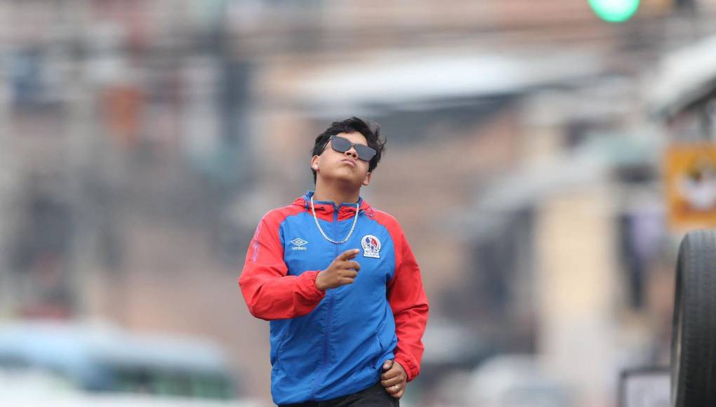 ¡Tremendo flow! Así llegó este aficionado del Olimpia al recinto capitalino. 