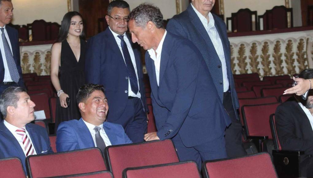 Al momento de ingresar al Teatro Manuel Bonilla, Pedro Troglio saludó a Reynaldo Tilguath.