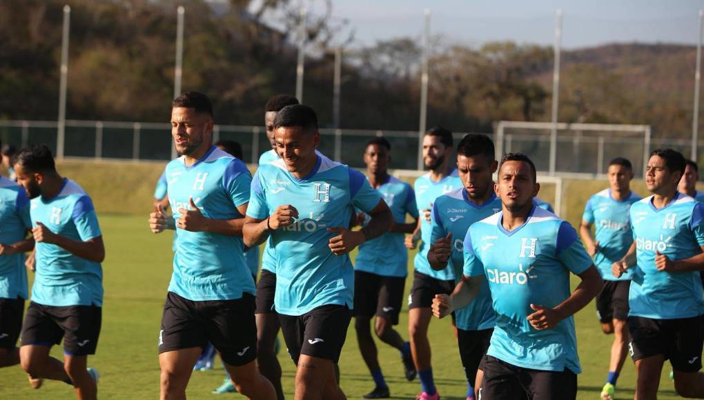 Los futbolistas de la Bicolor Nacional dieron vueltas en el campo antes de realizar los trabajos tácticos.