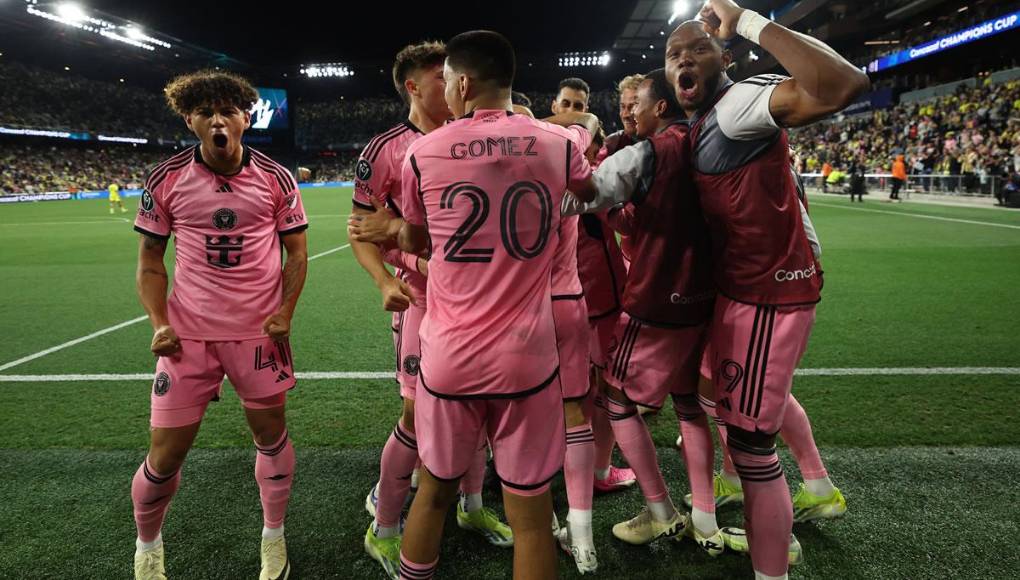 El hondureño David Ruiz, que empezó la jugada del gol del empate 2-2, celebrando muy eufórico junto a sus compañeros tras marcar Luis Suárez.