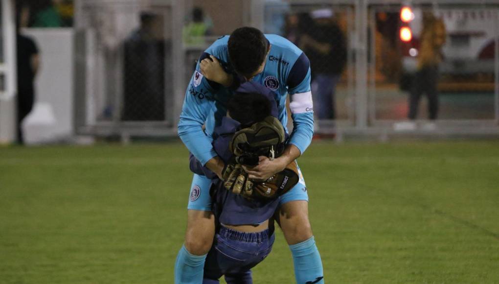 ¿Primer gol en la cancha? “Sí, en los 90 minutos, siendo profesional es mi primera vez”, dijo el arquero a Diario LA PRENSA tras su golazo.