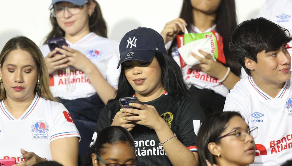 Bellas chicas, ‘show’ de la Ultra Fiel y ambientazo en el Olimpia-Motagua