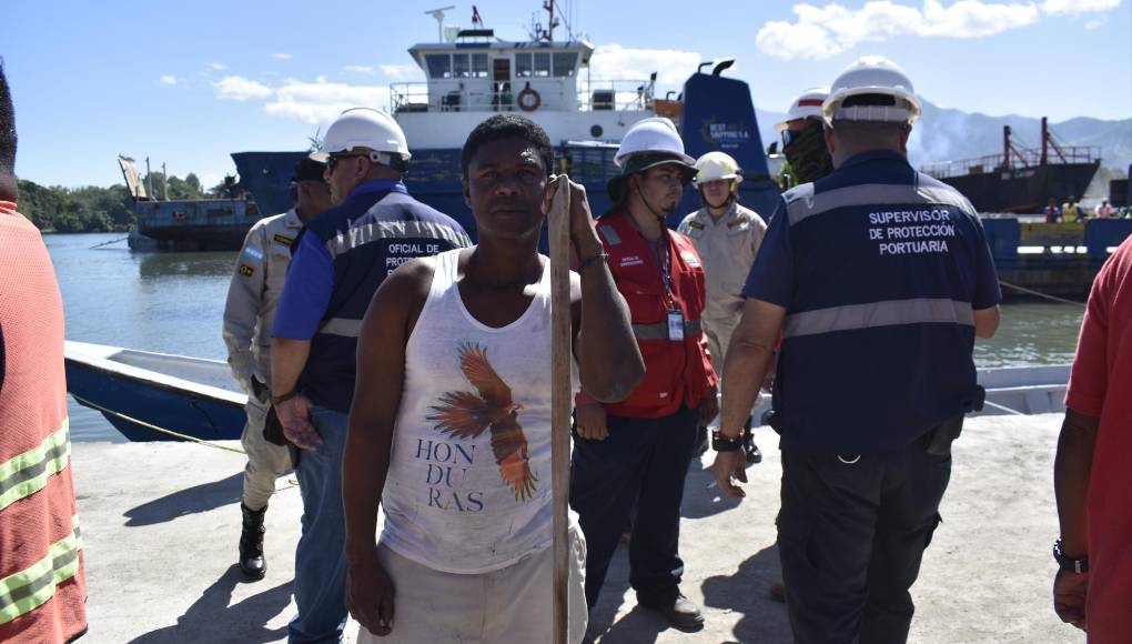 Geraldo Trap solo pudo recuperar un remo, el que uso para alcanzar una de sus sandalias. Llegó a “chuña” al muelle de La Ceiba. “Lo perdí todo vos”, lamentó en su acento misquito.
