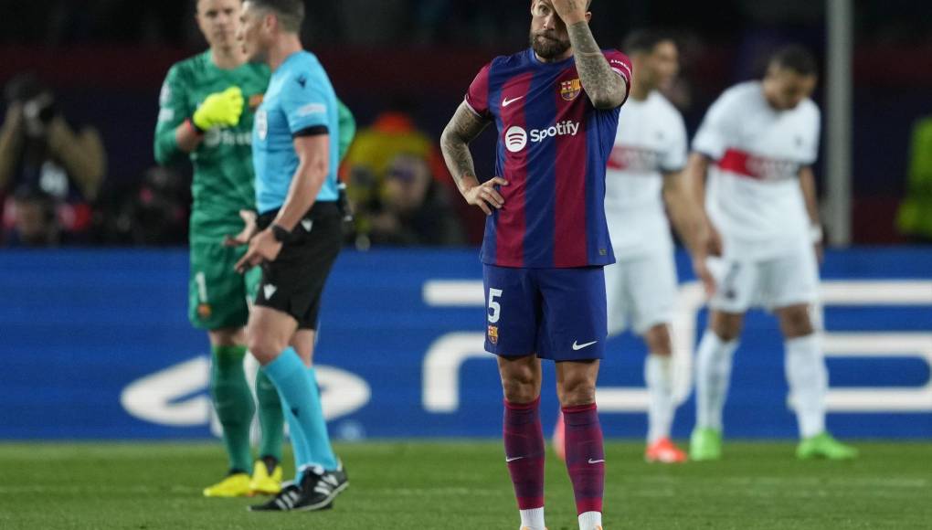 Iñigo Martínez y su decepción tras la eliminación del FC Barcelona.