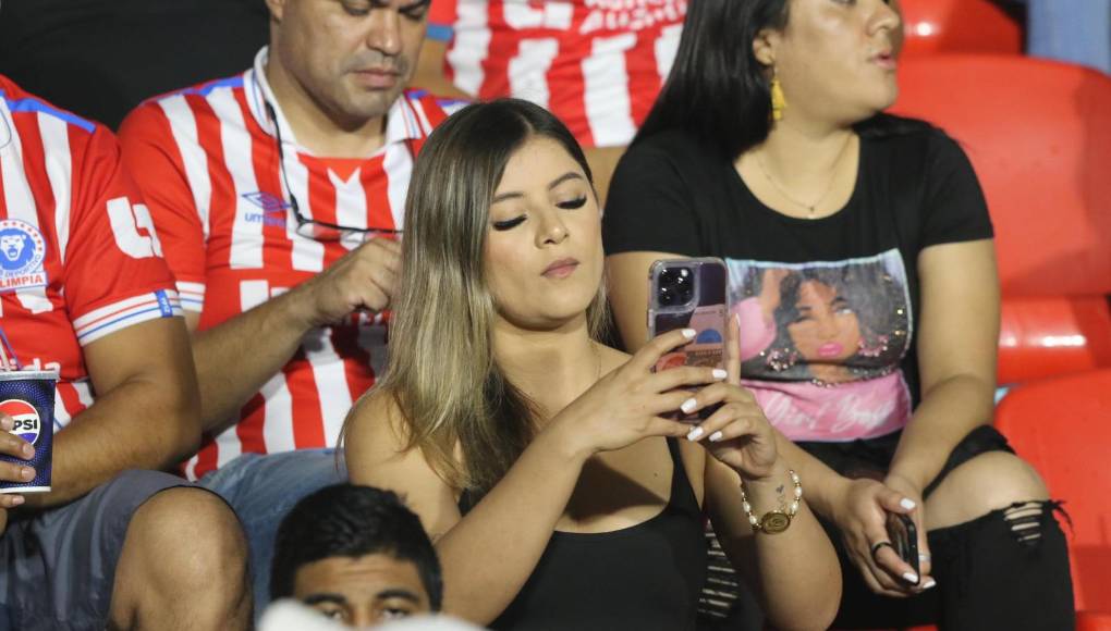 Ella es Genys Alfaro, chica de Nicaragua que se desempeña como presentadora.