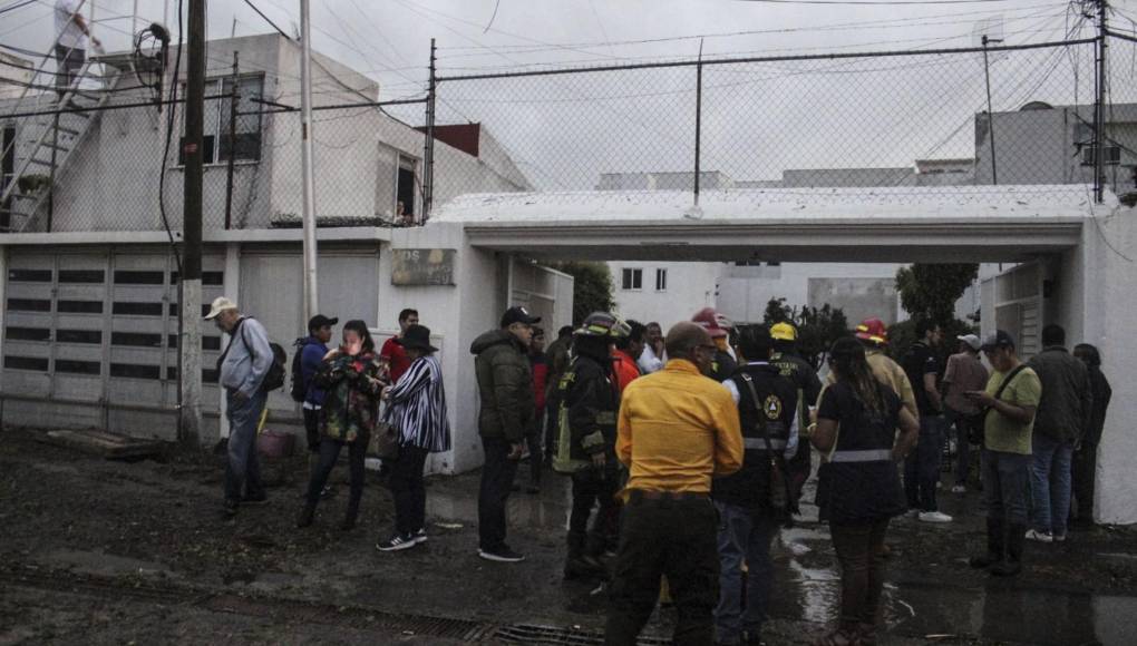 “He tenido comunicación con Protección Civil Estatal, la Secretaría de la Defensa Nacional, la Guardia Nacional, Bomberos y con el presidente municipal, Adán Domínguez, para actualizar y atender los daños causados por las recientes lluvias con presencia de granizo, principalmente en la capital poblana”, apuntó el mandatario estatal en un mensaje en redes sociales.