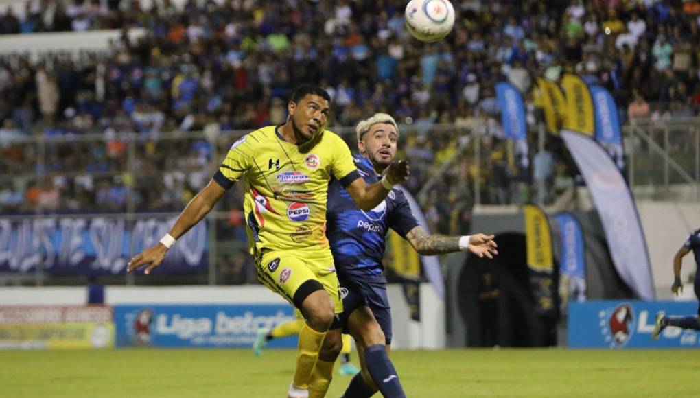 Sin embargo, llegó la hora del partido y los protagonistas arrancaron con todo. El Génesis busco dar el primer golpe, pero en el fondo estaba muralla azul que termina sorprendiendo y haciéndoles daño. 