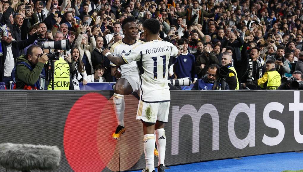 Rodrygo llegó a felicitar a Vinicius tras su golazo para el 1-0 del Real Madrid.