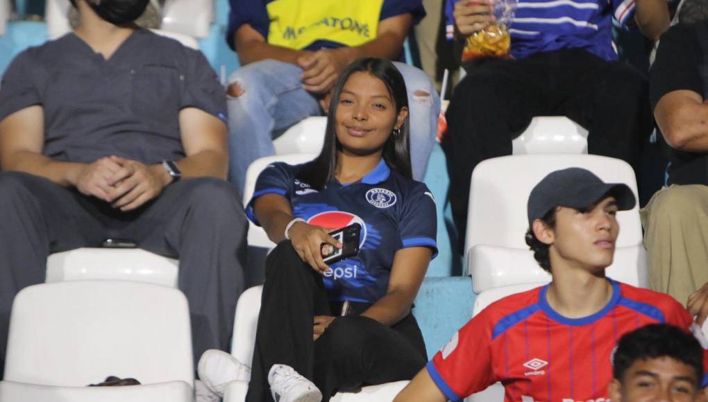 Novia de Auzmendi cautiva, derroche de bellezas y ambientazo en el Motagua-Olimpia