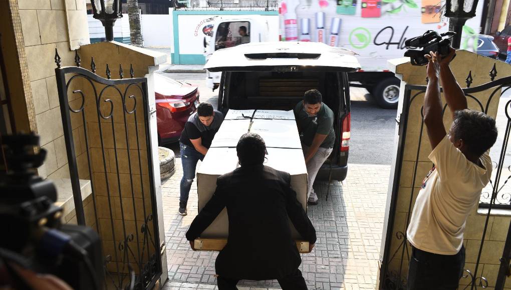 Maynor, el menor de ocho hijos, de los que cuatro viven en Honduras y el resto en Estados Unidos, se fue a este país hace 18 años y estaba en trámites para obtener su residencia estadounidense, algo que esperaba entre junio y octubre de este año, previo a una audiencia.