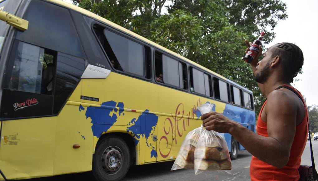 Carlos Álvarez, ofrece el típico pan de coco, guiffity y casabe a orillas de la CA-13, en la entrada principal a la comunidad de Sambo Creek. Él es uno de los muchos emprendedores ubicados en este punto.