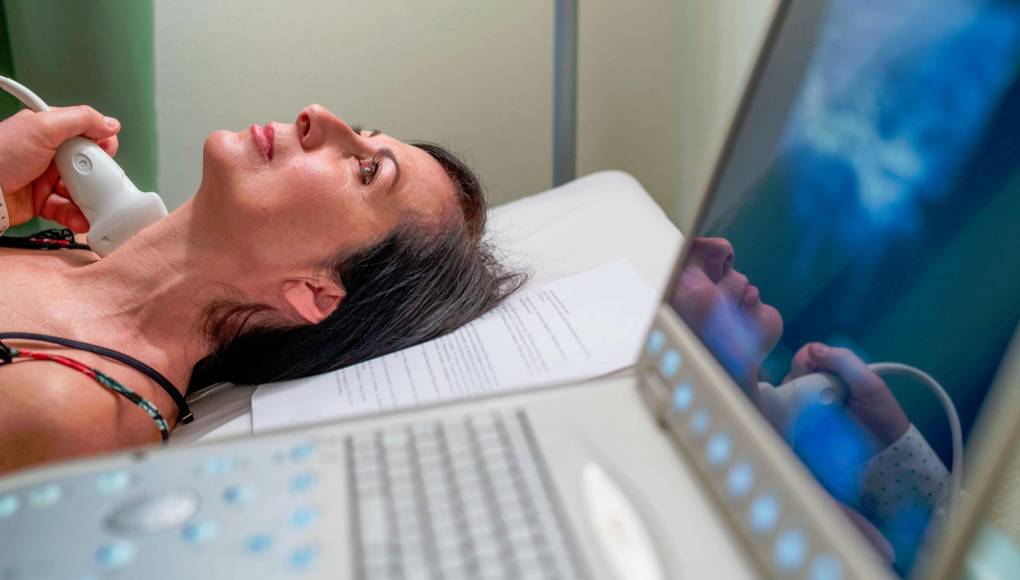 Pasar largas horas en la oficina puede desencadenar la tiroides