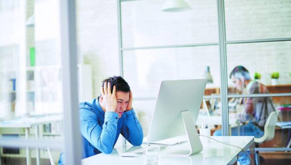 El estrés tecnológico puede causar irritabilidad, dolor de cabeza y males musculares