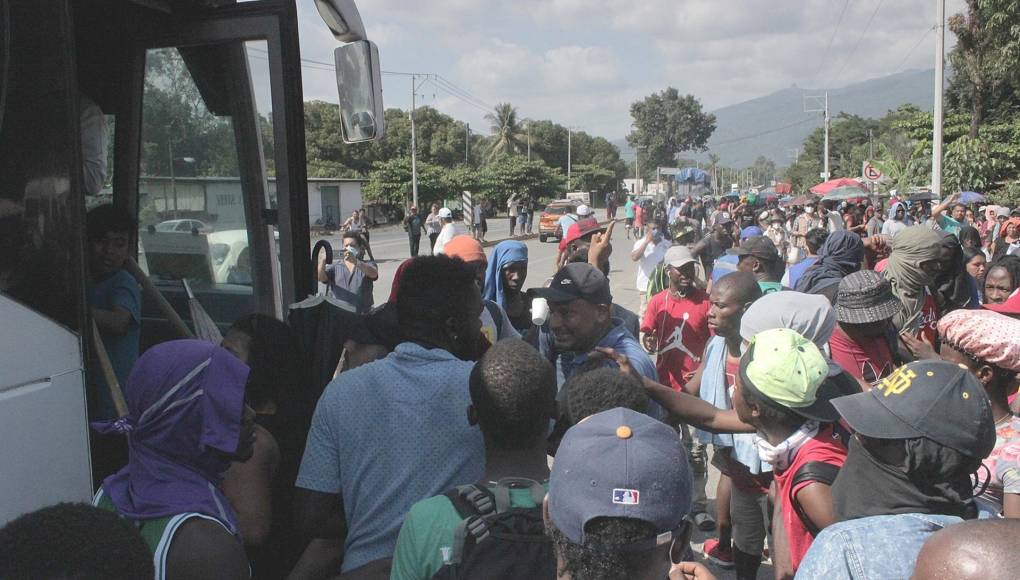 Caravana de migrantes se disuelve al entregarse a autoridades mexicanas