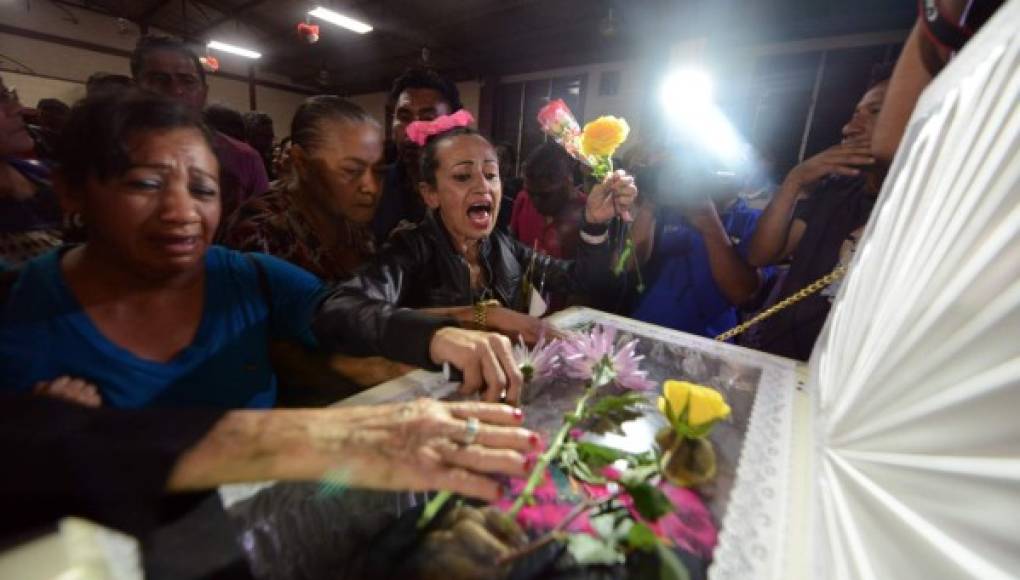 Embajador de EUA llega a velatorio de Berta Cáceres