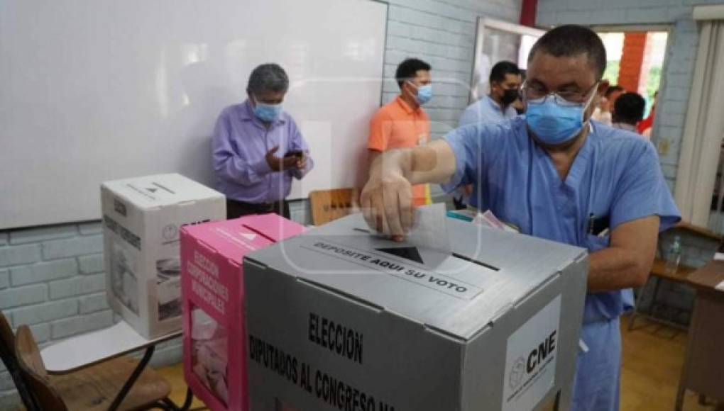 A medias se cumplen medidas de bioseguridad durante jornada de elecciones primarias e internas en Honduras (Fotos)