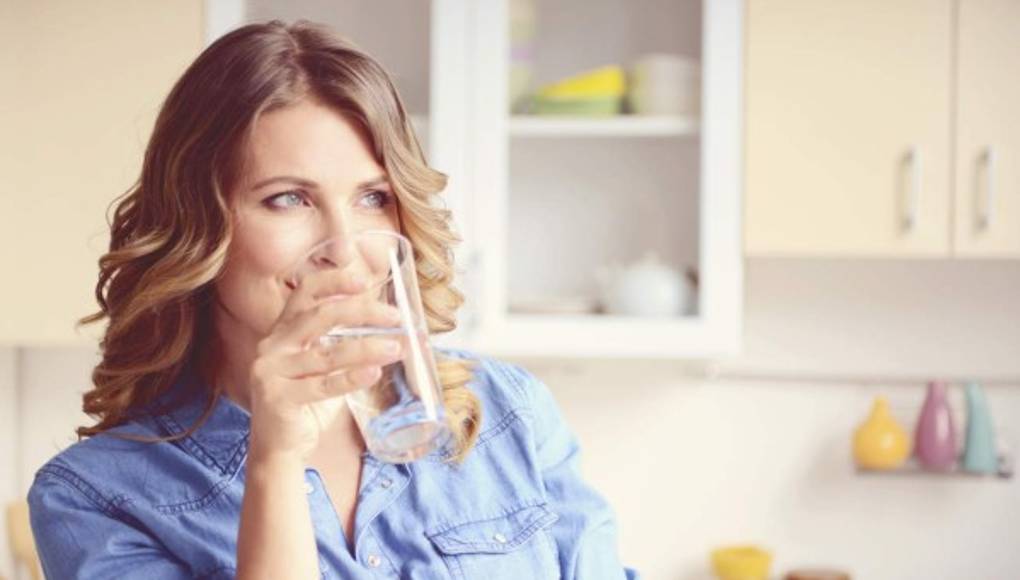 ¿Si bebe agua, se mantiene más delgado?