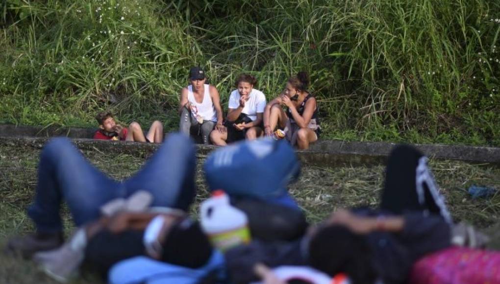 En custodia de Guatemala menores hondureños que viajaban en caravana migrante