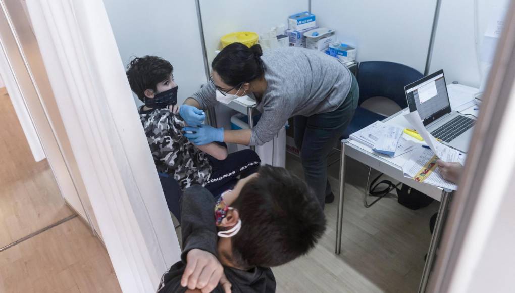 Acusan a una madre de secuestrar a sus hijos para impedir su vacunación en España