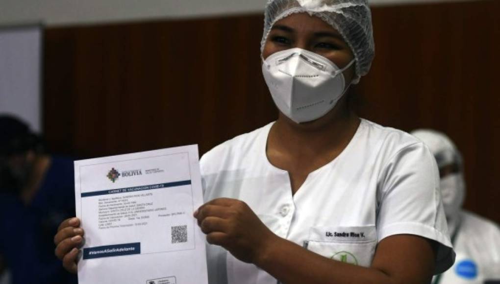 Una enfermera, la primera persona en recibir la vacuna contra el covid-19 en Bolivia