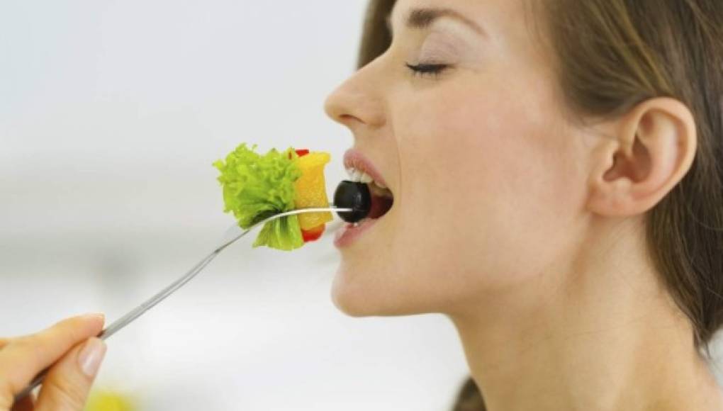 Comer en silencio ayuda a ingerir menos alimentos