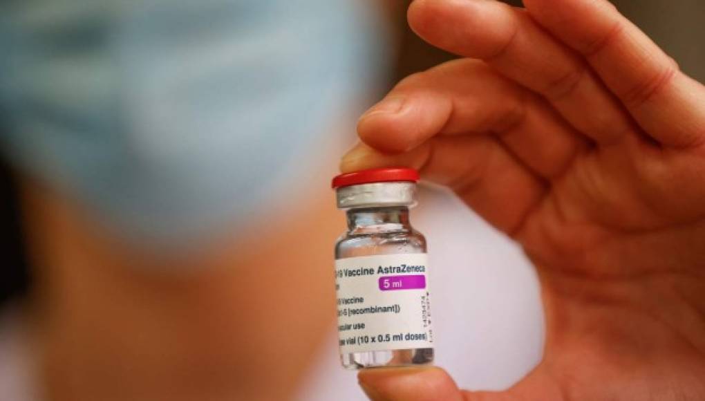 Aumentan dudas sobre eficacia de vacuna de AstraZeneca