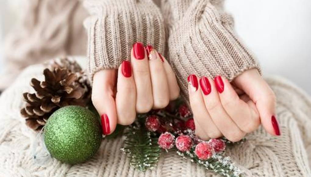 ‘Glitter’ y rojo: las manicuras que dominan esta temporada