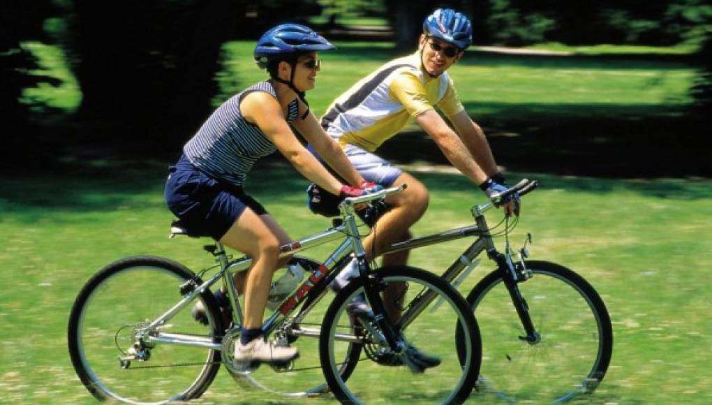 Si hace bicicleta aliméntese bien y manténgase hidratado