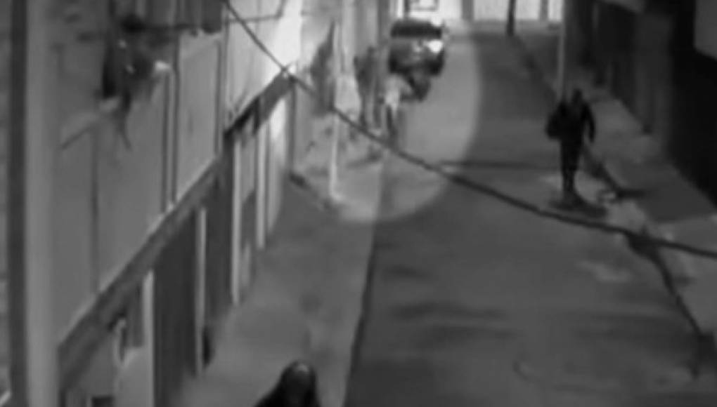 Impactante video de ladrón que ataca a balazos a universitario por quitarle el celular