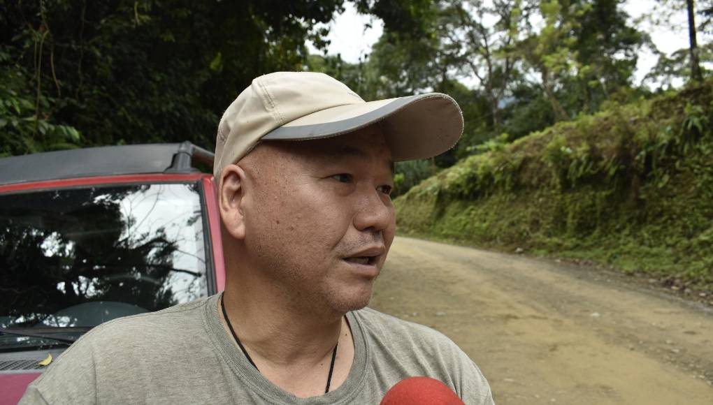Víctor Leán, un ceibeño de origen chino, entre risas cuestiona el apoderamiento de los accesos al río Cangrejal por extranjeros. “Es un recurso que todos tenemos derecho a disfrutar”, reclamó.