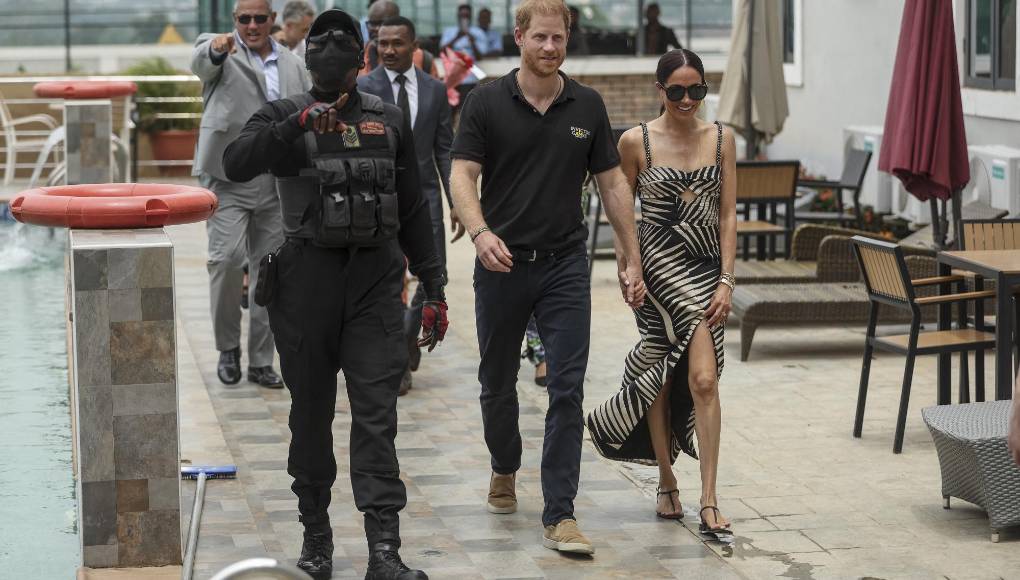 Desde su llegada a Nigeria, Harry y Meghan han visitado a un colegio en Abuya que recibe fondos de su organización, benéfica, la Fundación Archewell, y han conocido veteranos heridos del Ejército nigeriano, con los que llegaron a jugar un partido de voleibol sentado.