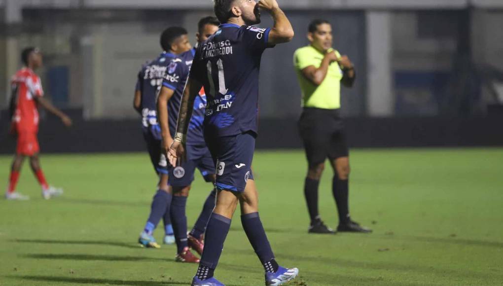 En 11 minutos Agustín Auzmendi liquidó la contienda con su hattrick. El primero llegó al 64’ luego de conectar de cabeza un excelso centro desde la derecha de Carlos Argueta.