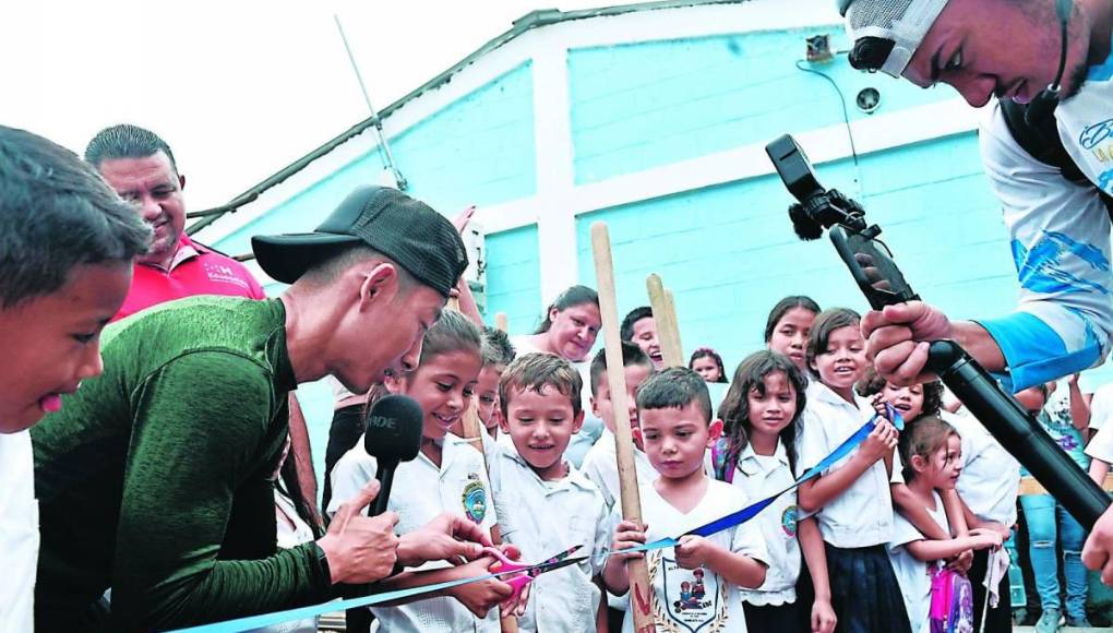 El 6 de junio, cuando se comenzó la construcción, docentes, padres de familia y estudiantes, organizaron un cálido recibimiento para Fujiyama, quien llegó acompañado de estudiantes extranjeros que se sumaron a esta noble causa. 