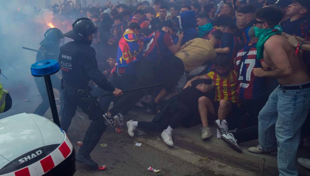 Los aficionados le gritaron con todo, insultos crueles contra Mbappé y otros recordando a Vinicius, jugador del Real Madrid.