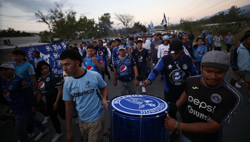Sin duda, Comayagua no decepciona con el ambiente y los afcionados de Motagua también llenaron de color el Estadio Carlos Miranda. 
