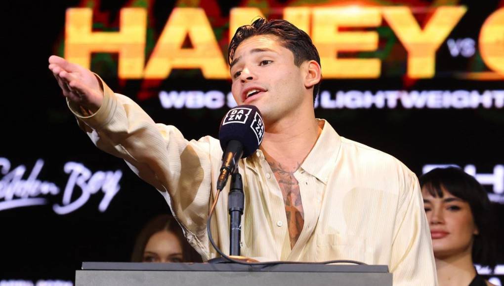 Y es que el boxeador ha publicado un video pidiendo matrimonio a la estrella ‘nopor’ Savannah Bond, anunciando su compromiso con la actriz de cine para adultos, que le dio el “sí, quiero” tal y como se aprecia en el post de Ryan García en su cuenta su cuenta de X (antes Twitter), donde compartió el momento en el que le propone matrimonio a la australiana y ella acepta convertirse en su esposa.