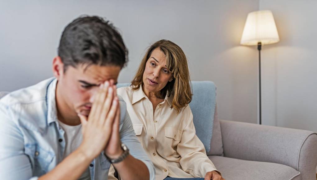 Su madre lo hace dudar de su esposa