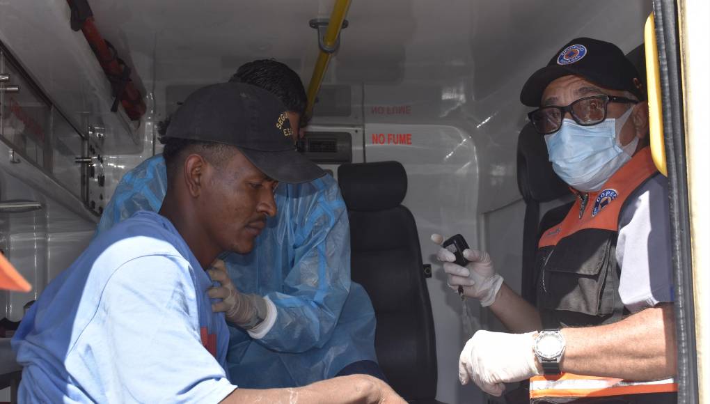 ”El fuego se inició en el cuarto de máquinas, tratamos de apagarlo con agua pero fue difícil. La mayoría estábamos en la cubierta”, expresó Bradly James Erechebala, un marinero de La Mosquitia, que fue afectado por el humo.