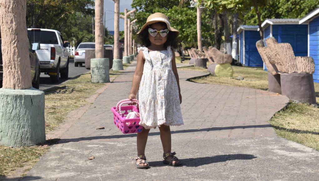 Zayleen Martínez de 4 años de edad, es la cara más tierna de La Ceiba, ella disfruta todos los días el paseo que tiene a su lado. Vive con su madre Merari Martínez, en el barrio Inglés