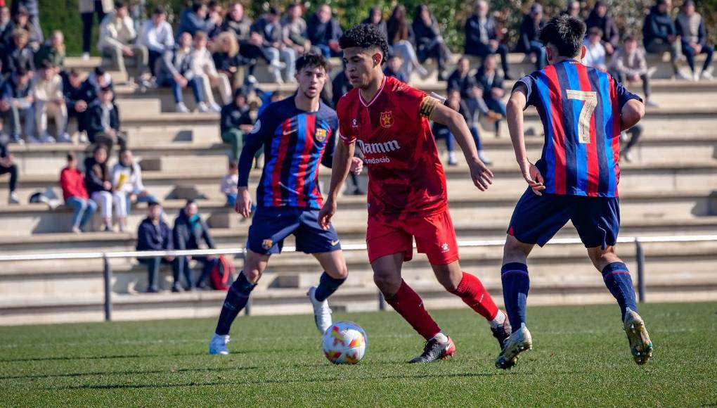 Yahir Antunez todavía tiene contrato por un año y ha sido capitán, ha enfrentado a las divisiones del Barcelona en partidos oficiales.