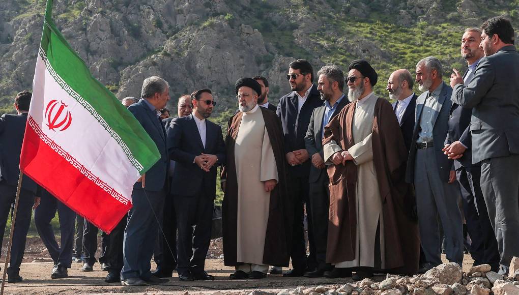 Dos de ellos aterrizaron sin problemas en Tabriz, en el noroeste de <b>Irán</b>, pero no el helicóptero en el que iba Raisi, de 63 años.