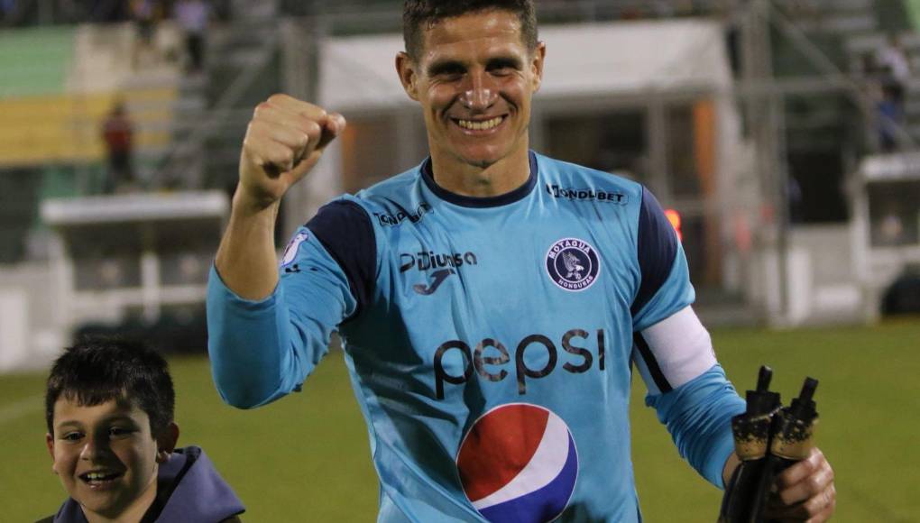 El argentino naturalizado hondureño se unió a un selecto grupo de porteros con tantos en el balompié catracho y se convirtió en el segundo en hacerlo en una acción que no fue tiro de penalti. 