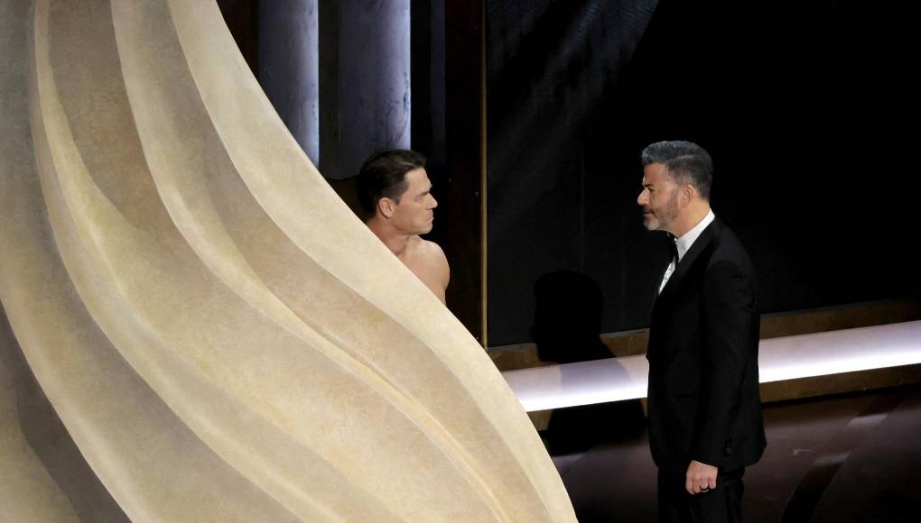 Obviamente todo fue una parodia montada para el espectáculo. Al principio, el presentador Jimmy Kimmel, bromeó diciendo que Cena se estaba retractando de su acuerdo de que apareciera desnudo para anunciar al ganador de la categoría. “Es un evento elegante”, dijo Cena a Kimmel. “Honestamente, deberías sentirte avergonzado por sugerir una idea tan de mal gusto... el cuerpo masculino no es una broma”, expresó el indignado actor. “El mío lo es”, bromeó Kimmel.