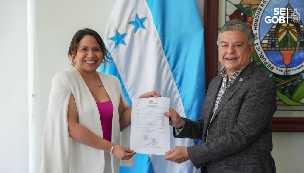 El Secretario de Gobernación, Justicia y Descentralización, Tomás Vaqueroa entregó el nombramiento a la joven Mirtha Gutiérrez.