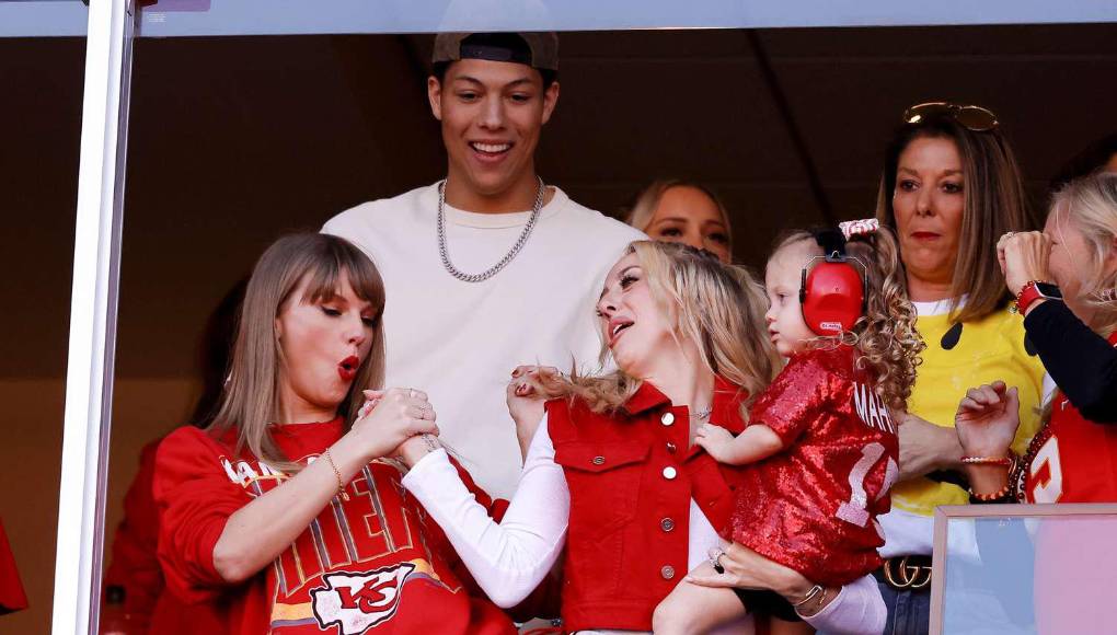 Y Randi está encantada de que las apariciones de Taylor en los juegos de Travis hayan aumentado el interés de las jóvenes en la NFL.