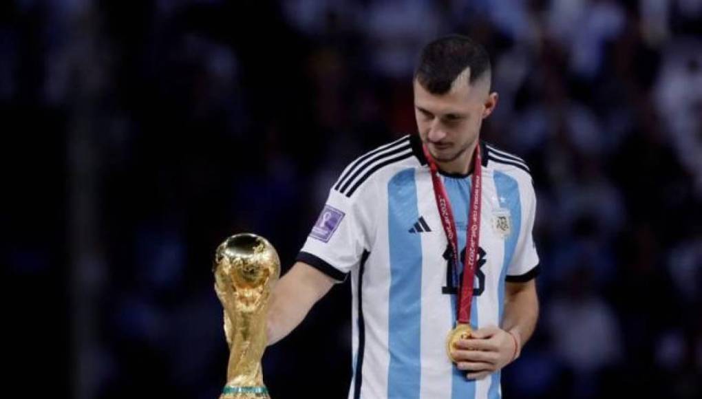 Según revela este sábado el diario Sport, uno de los puestos a reforzar es el de volante central y Guido Rodríguez es el gran favorito. Es una petición expresa por el propio técnico catalán.