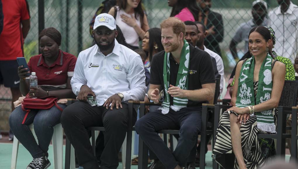 Los recibió el gobernador del estado de Lagos, Babajide Sanwo-Olu, en su residencia oficial, antes de que se dirigiesen al colegio Ilupeju Grammar, donde conocieron las actividades de la Fundación Gigante de África.
