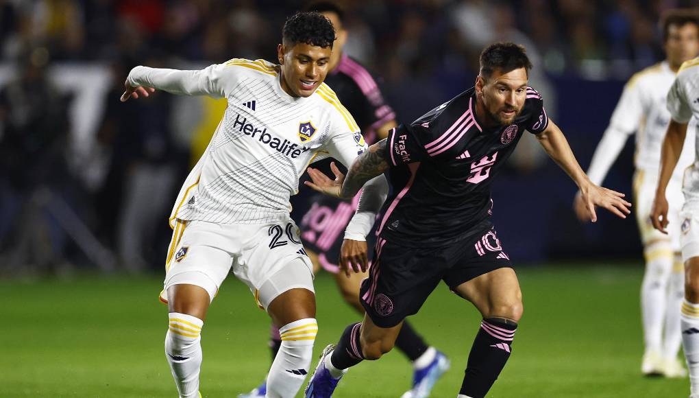 El partido entre el Galaxy e Inter Miami continuó y Edwin Cerillo siguió a Messi de cerca todo el partido. 