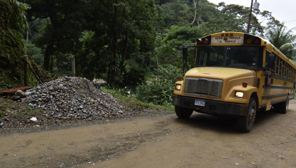 Bultos de arena bloquean el acceso hacia el balneario, que se encuentra a unos 100 metros de la carretera que comunica este corredor ecológico y turístico de La Ceiba.